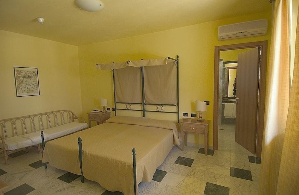 Marina Del Marchese Beach Resort ボトリチェッロ エクステリア 写真